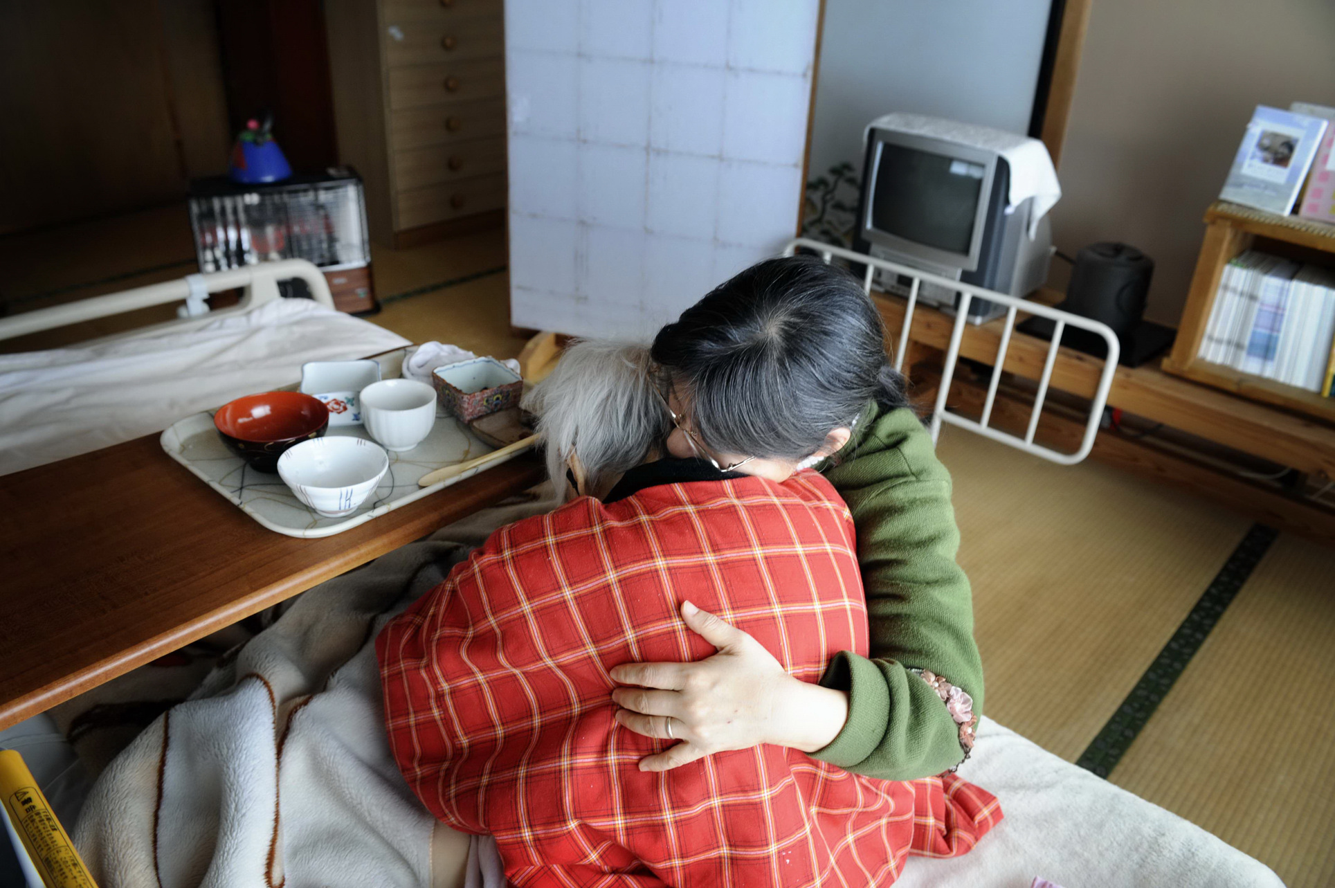 抱き合う写真